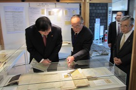 Visiting the exhibition at Takeshima Reference Room