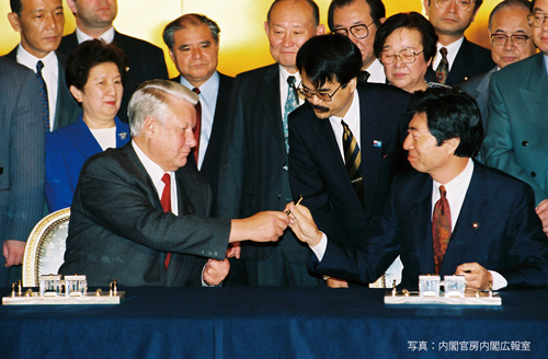 Премьер-министр Хосокава вместе с президентом Ельциным ставят подписи под «Токийской декларацией»