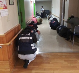 弾道ミサイルを想定した住民避難訓練（北海道江差町）における老人福祉施設（緊急一時避難施設）への避難の様子