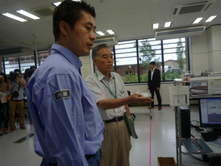 細野大臣視察写真その３
