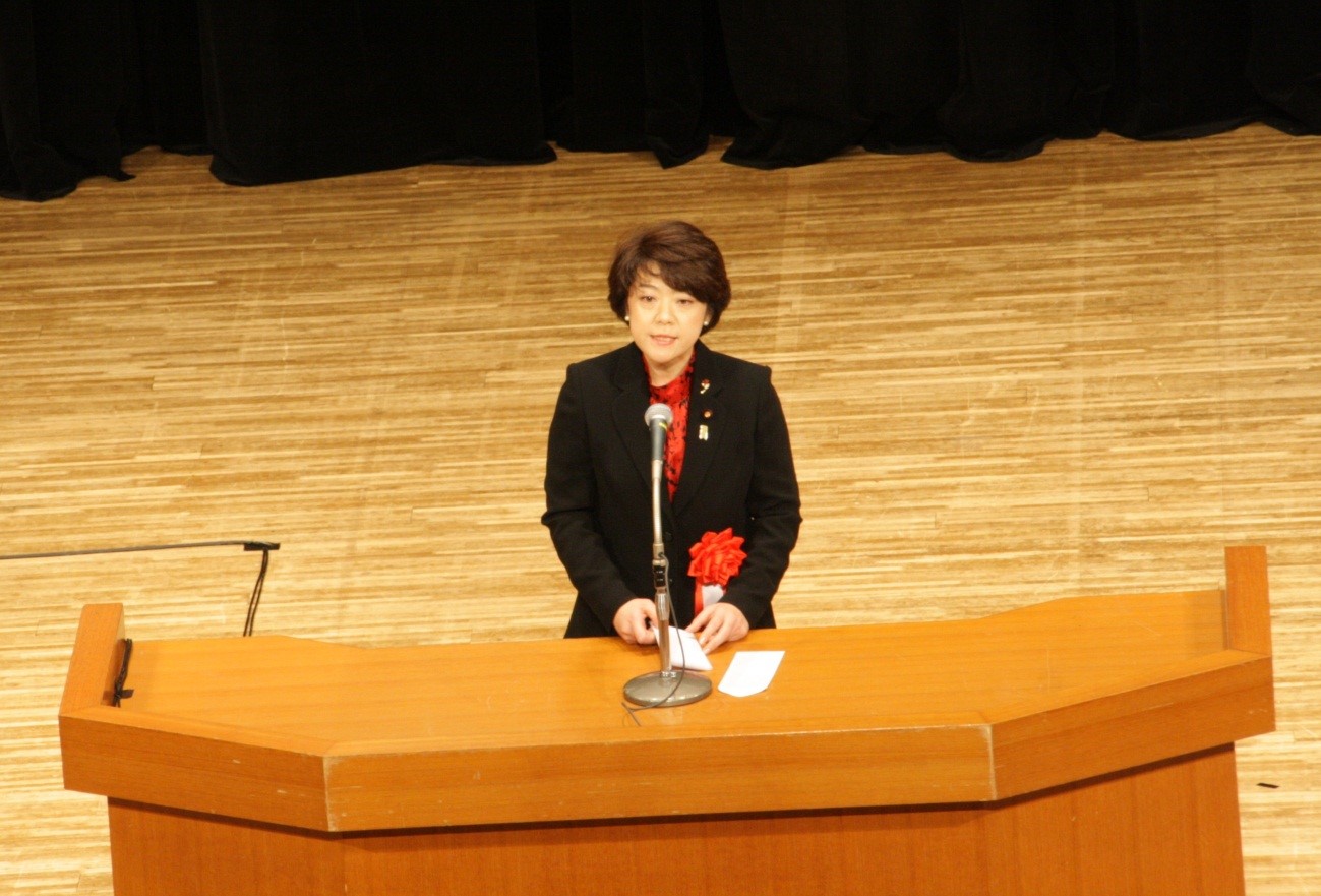「竹島の日」記念式典で挨拶を行う政務官（当時）
