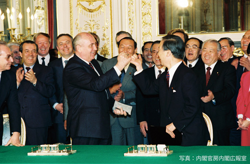 共同声明に署名した海部総理とゴルバチョフ大統領（写真:内閣官房内閣広報室）