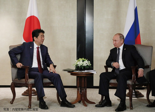 プーチン大統領と会談する安倍総理（写真: 内閣官房内閣広報室）