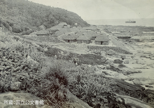 照片②：鱼钓岛干鲣鱼片工厂全景（1908年）