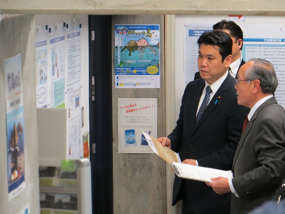 Visiting Takeshima Reference Room