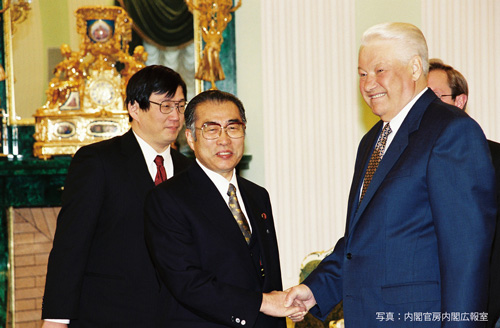 Prime Minister Obuchi in the meeting with President Yeltsin in Moscow