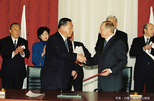Prime Minister Mori and President Vladimir Putin sign the “Irkutsk Statement”