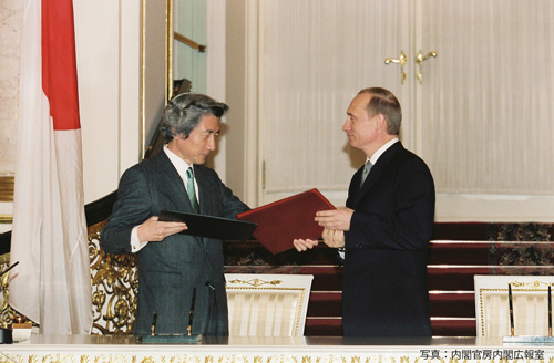 Премьер-министр Коидзуми и президент Путин после подписания Совместного заявления