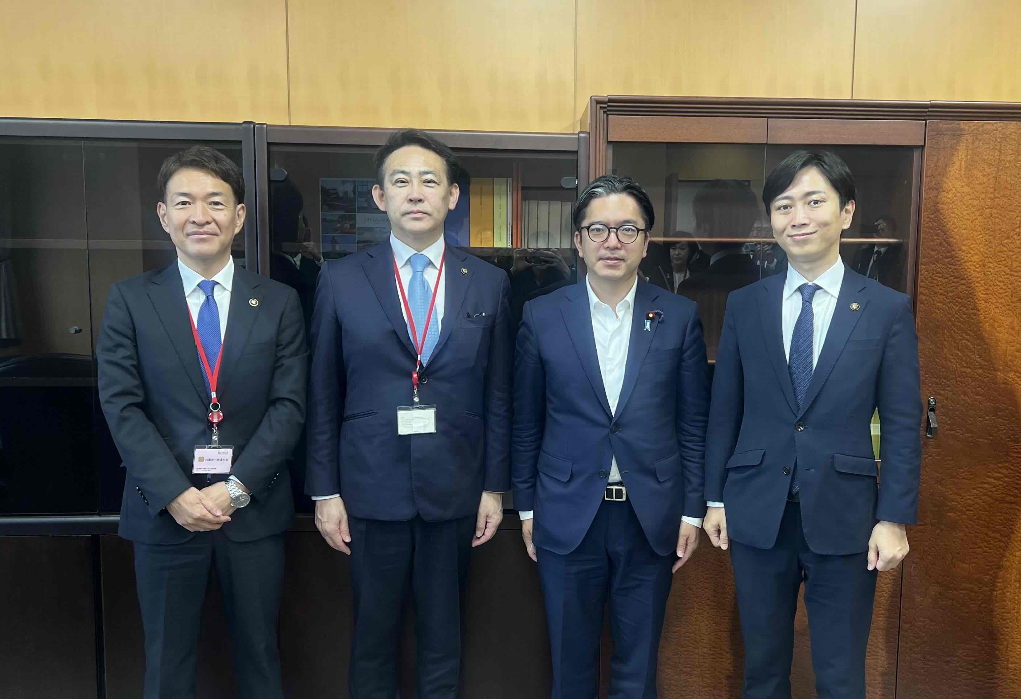 金子政務官と早川市長、大泉市長、清山市長