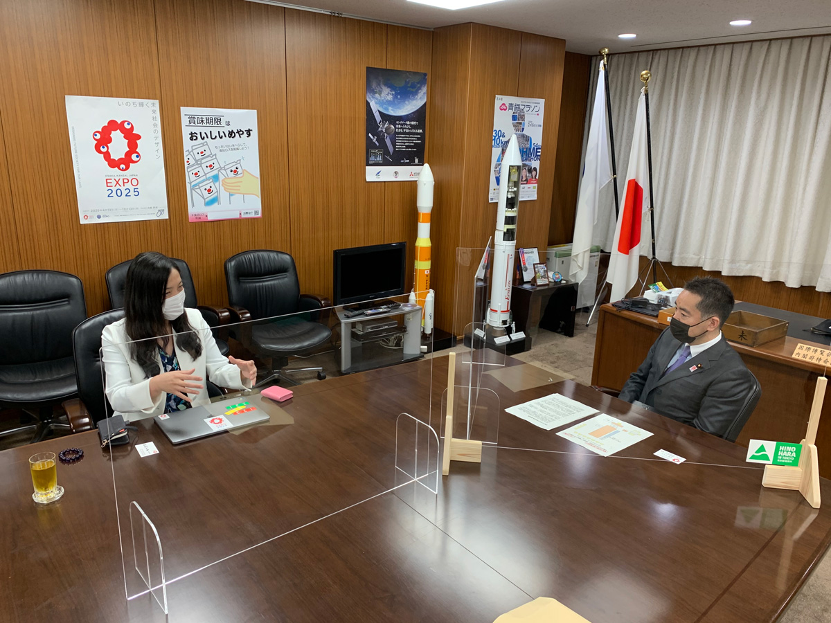 中島さち子氏と意見交換を行う井上大臣