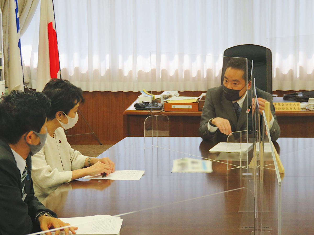 意見交換を行う井上大臣