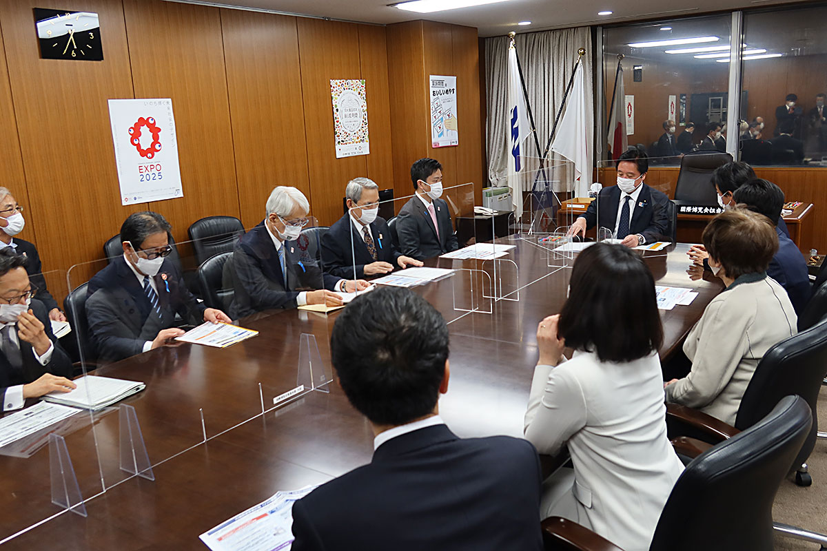 面会者の方々と意見交換を行う若宮大臣（１）