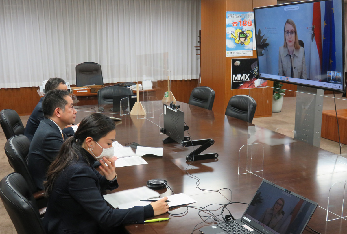 Minister Inoue is having discussion with H.E. Dr. Margarete Schramböck.