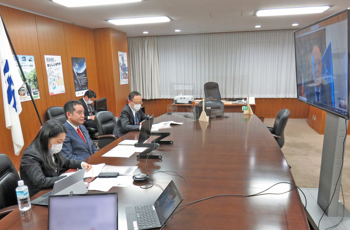 Minister Inoue is having discussion with H.E. Mr. Augusto Ernesto Santos Silva.