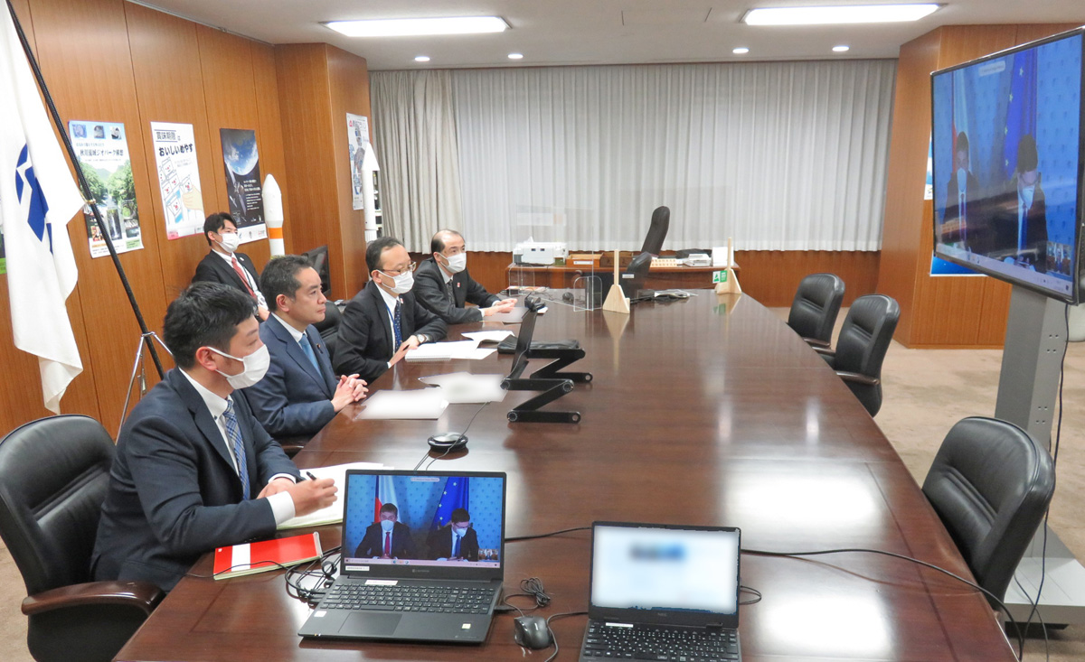 Minister Inoue is having discussion with H.E. Dr. Tomáš Petříček.