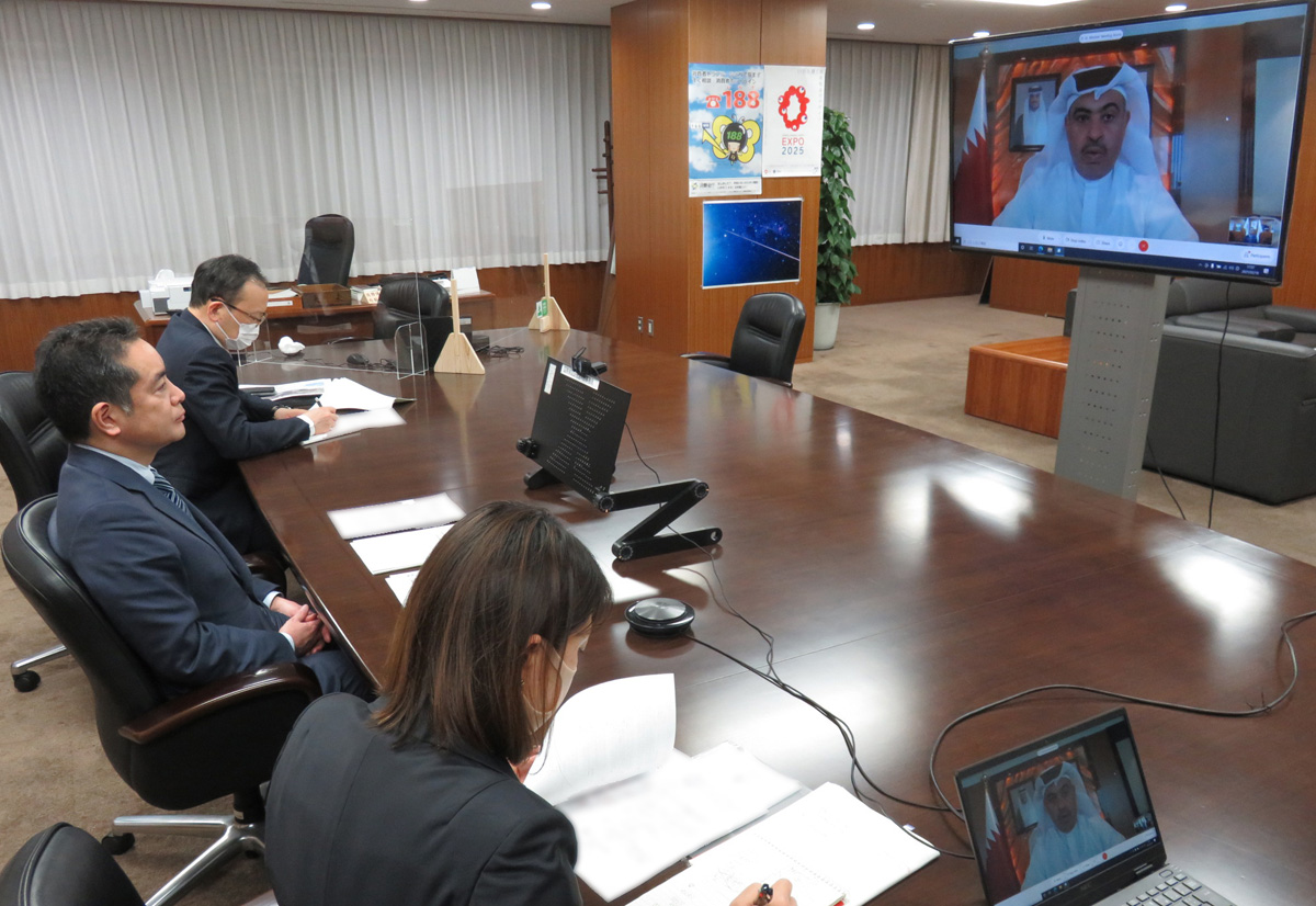 Minister Inoue is having discussion with H.E. Mr. Ali bin Ahmed Al Kuwari.