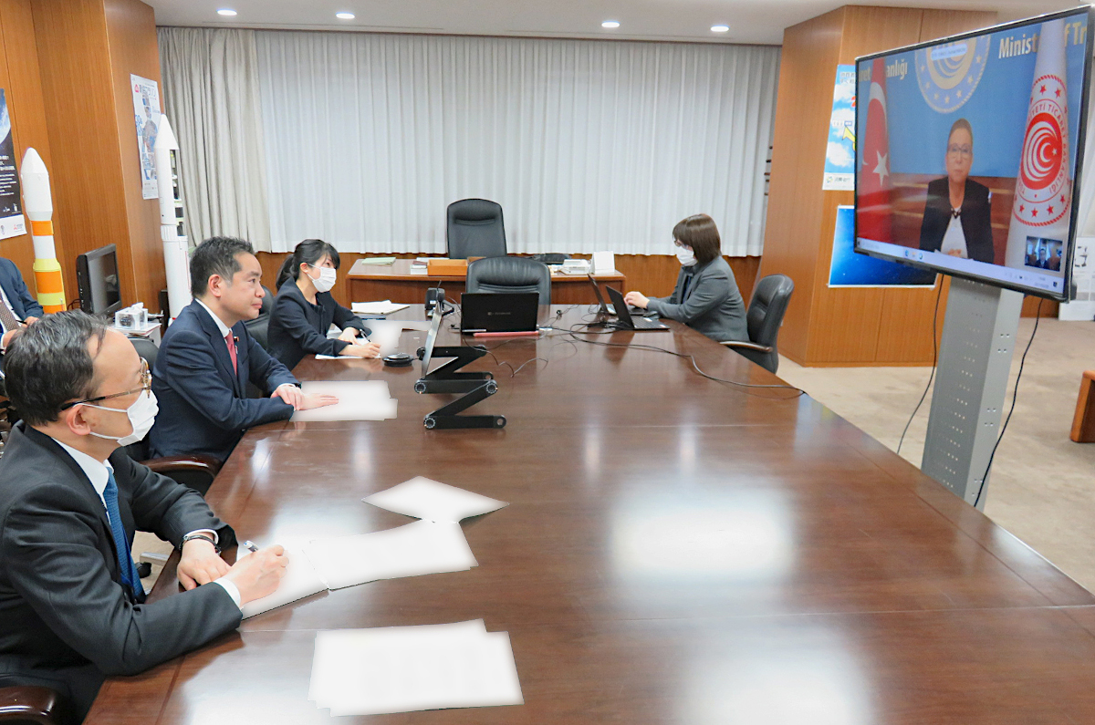 ルフサル・ペキジャン貿易大臣とウェブ会談を行う井上大臣