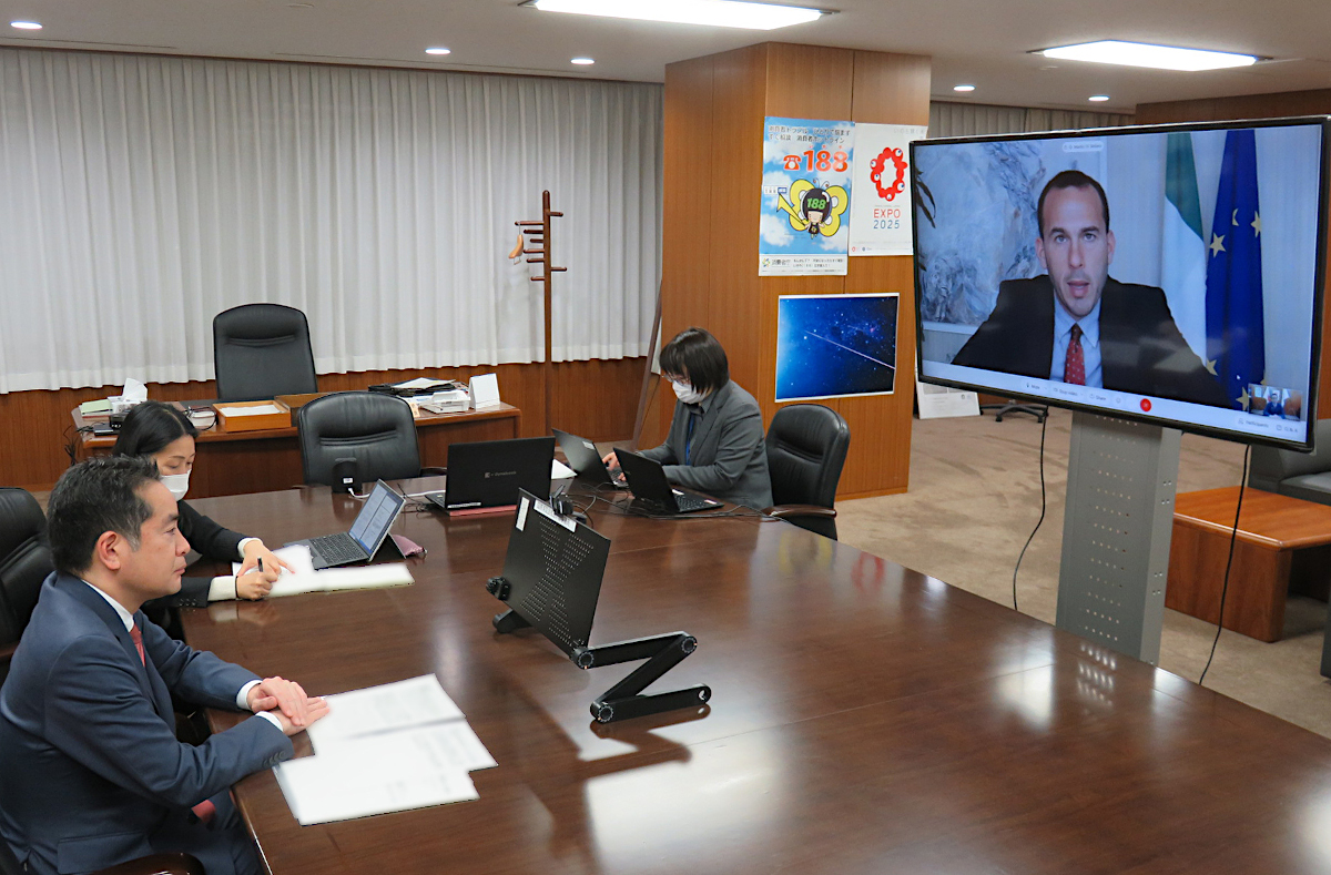 Minister Inoue is having discussion with Mr. Di Stefano.