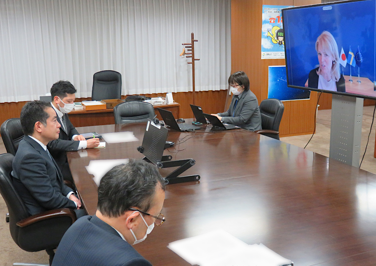 Minister Inoue is having discussion with H.E. Ms. Anna Hallberg, Minister for Foreign Trade and Nordic Affairs.