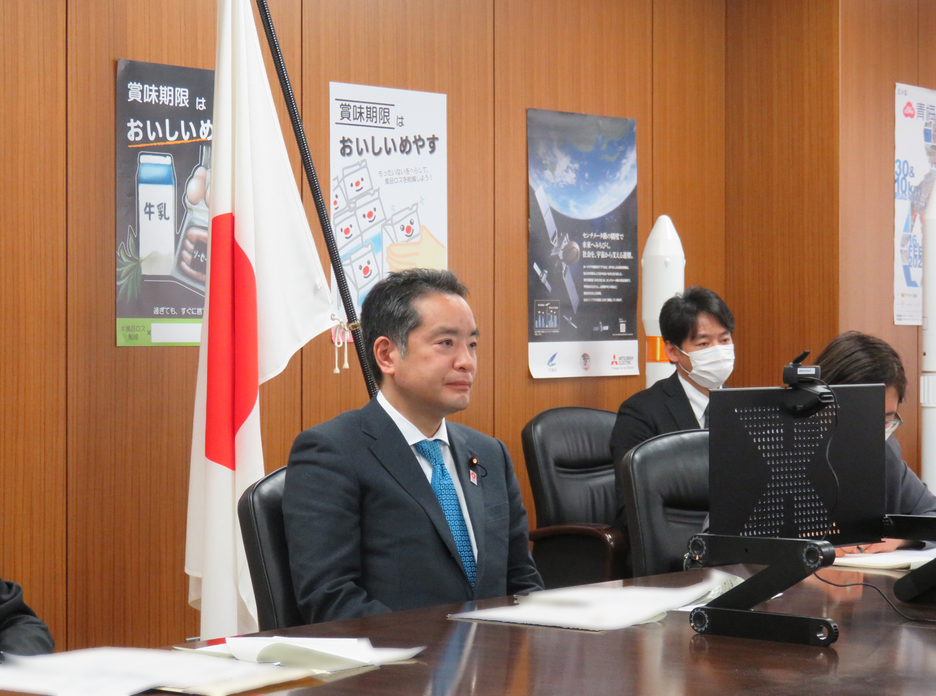 Minister Inoue is having discussion with H. E. Mr. Franck Riester