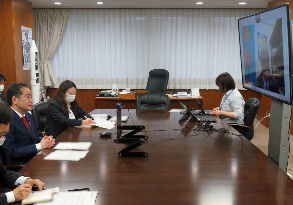 Minister Inoue is having discussion with Hon. Sio.