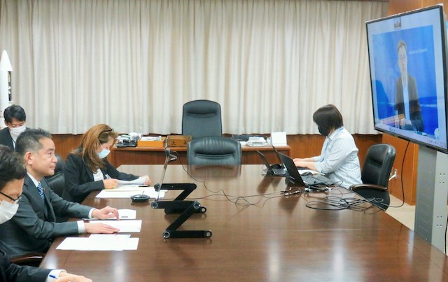 Minister Inoue is having discussion with H.E. Mr. Franz Fayot.