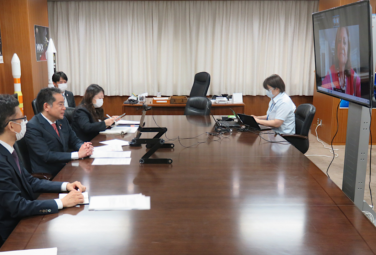 Minister Inoue is having discussion with Ms. Gallach