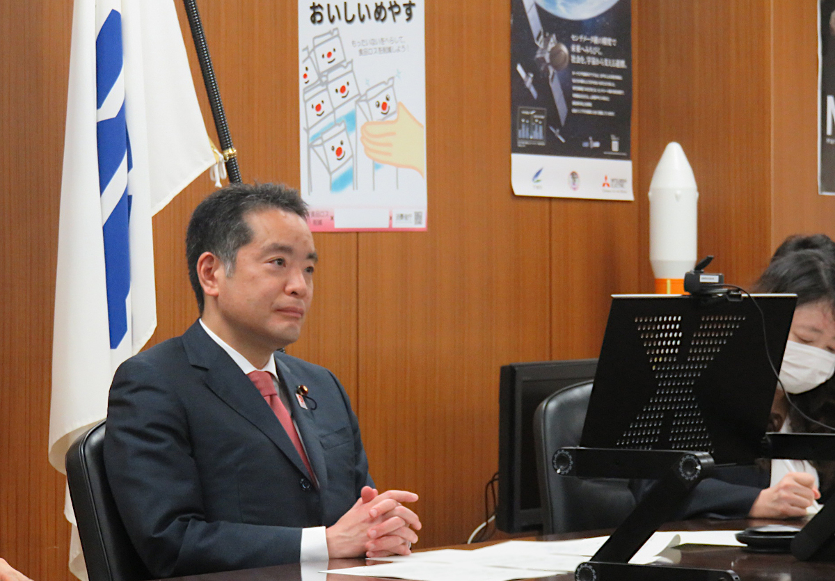Minister Inoue is having discussion with Ms. Gallach