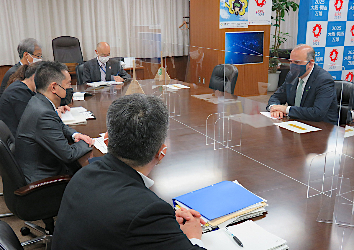 Minister Inoue is having discussion with Mr. Rochman.