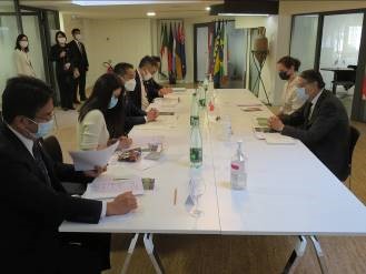 Minister Inoue is having discussion with Mr. Pau Roca Blasco, Director General of OIV.
