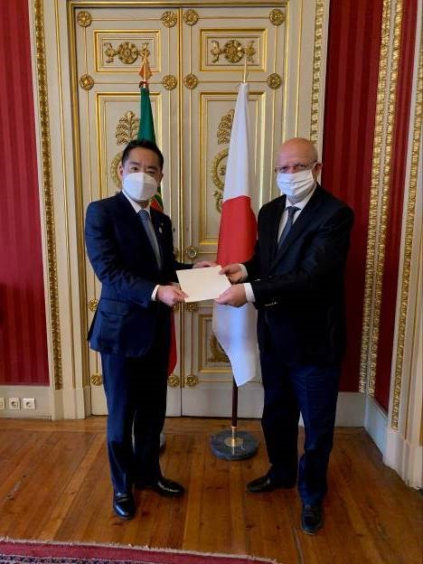 Minister Inoue is receiving a diplomatic note about Portugal's announcement of participation from H.E. Mr. Augusto Ernesto Santos Silva, Minister of Foreign Affairs, Portuguese Republic.