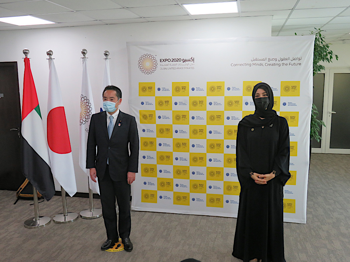Minister Inoue is having photo session with H.E. Reem