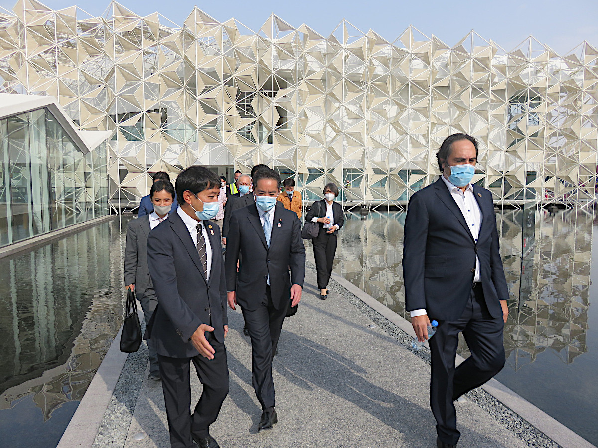 Minister Inoue is receiving briefing on the JAPAN PAVILION, EXPO 2020 DUBAI.