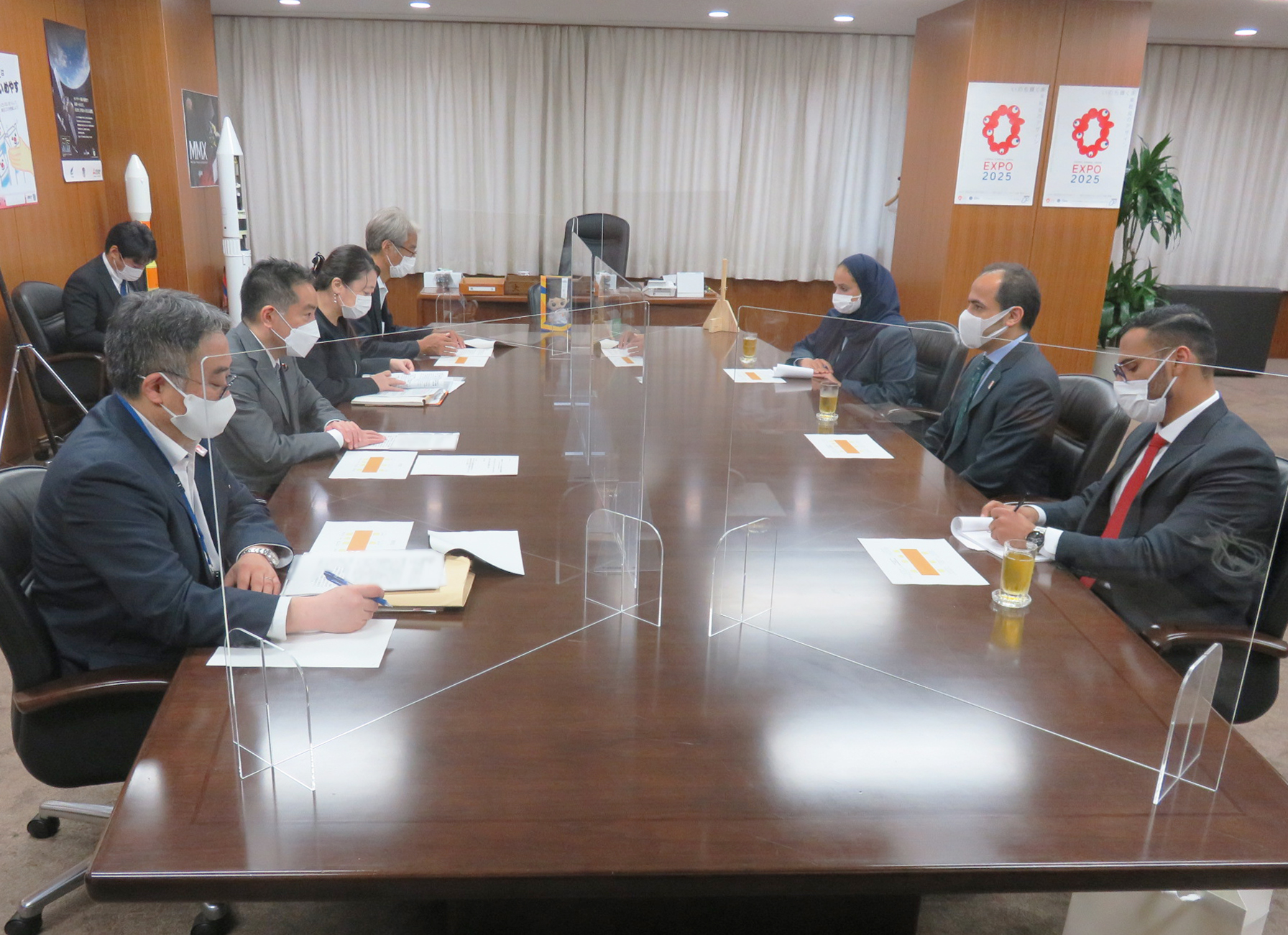 Minister Inoue is having discussion with Ambassador AlFaheem.