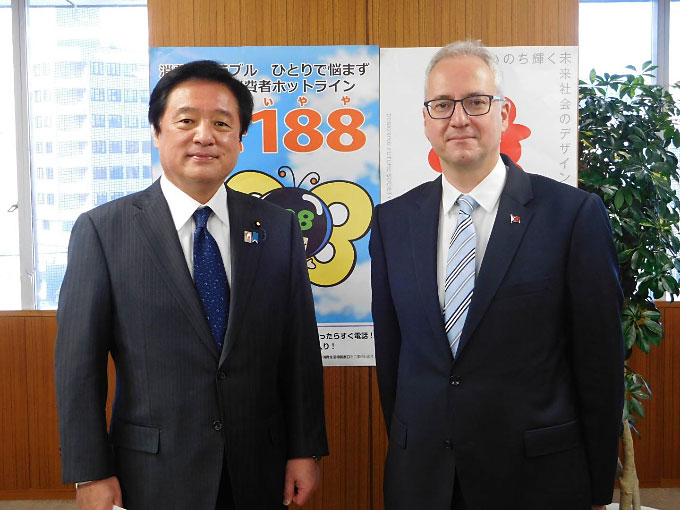 Minister Wakamiya and Ambassador Gungen.