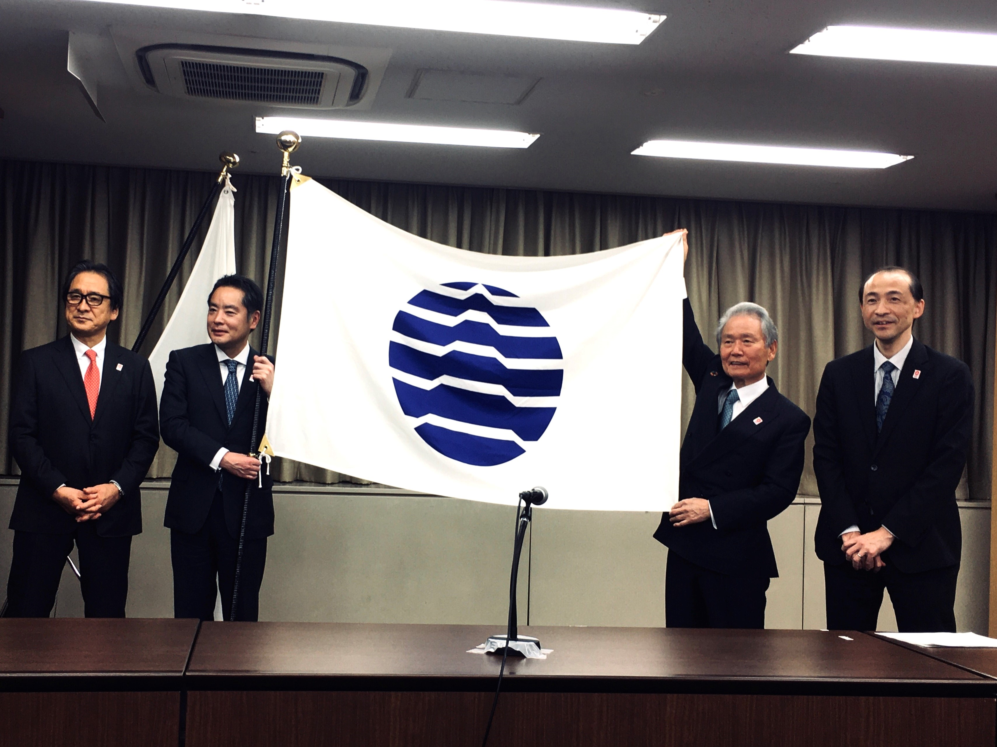 Minister Inoue received BIE Flag. (Second from the left)