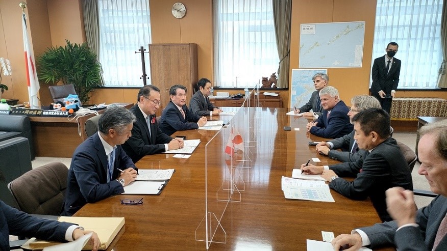 会談を行う岡田大臣