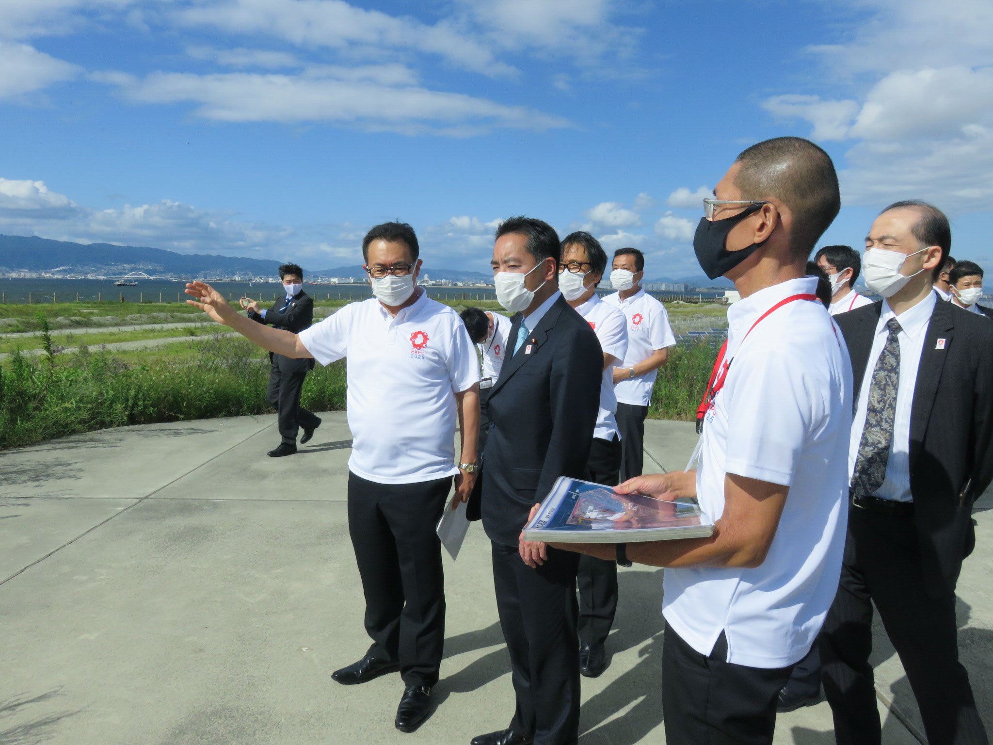 万博会場予定地の夢洲を視察する井上大臣