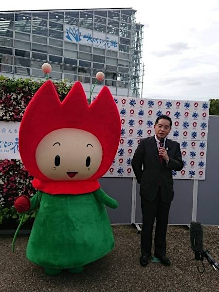 鶴見緑地公園を視察後に囲み取材を受ける井上大臣