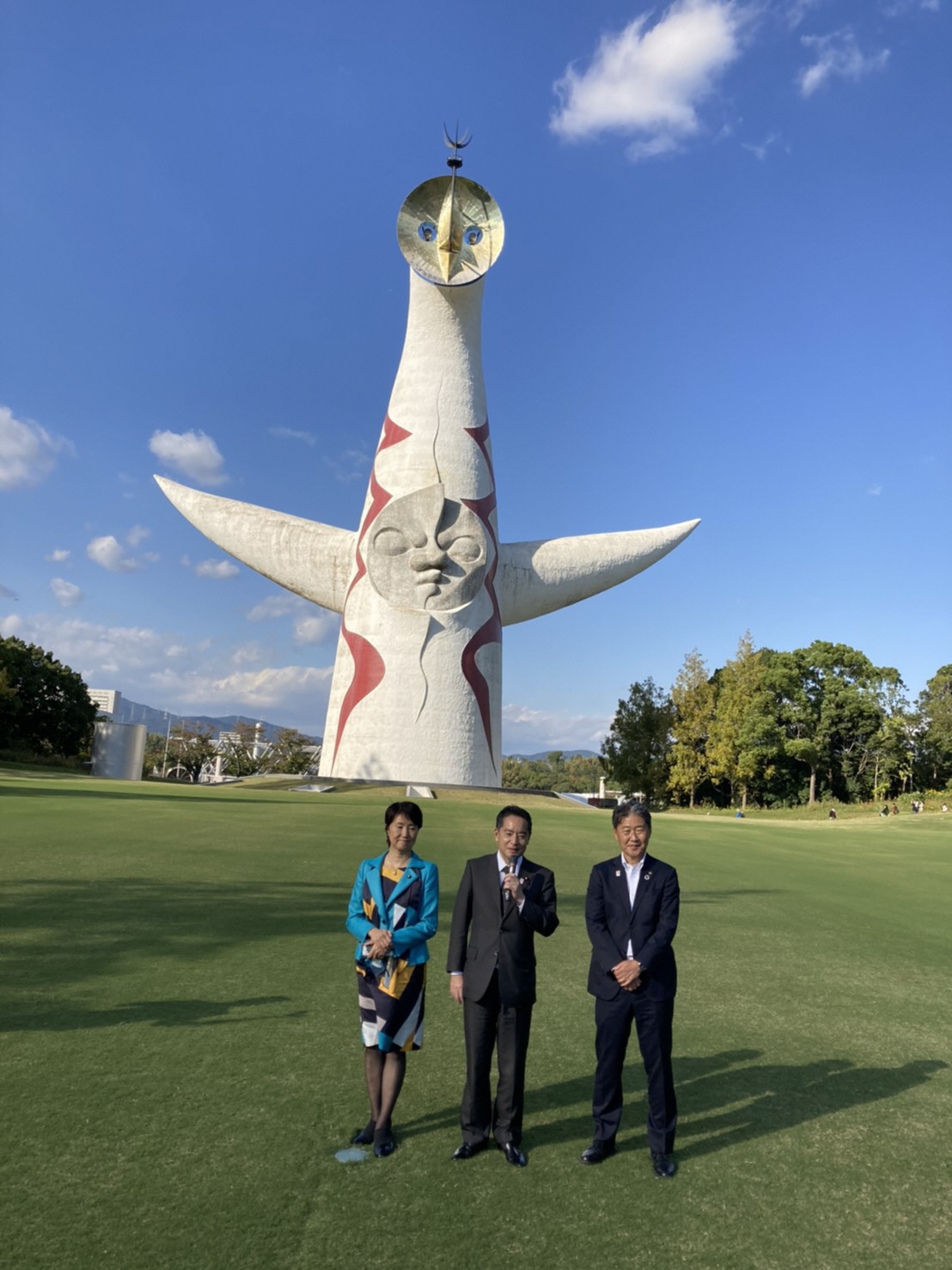 万博記念公園でとかしきなおみ衆議院議員（左）と後藤圭二　吹田市長（右）と囲み取材を受ける井上大臣