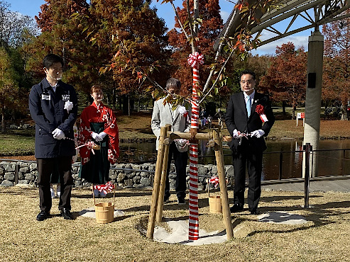万博の桜２０２５植樹式に参加する井上大臣
