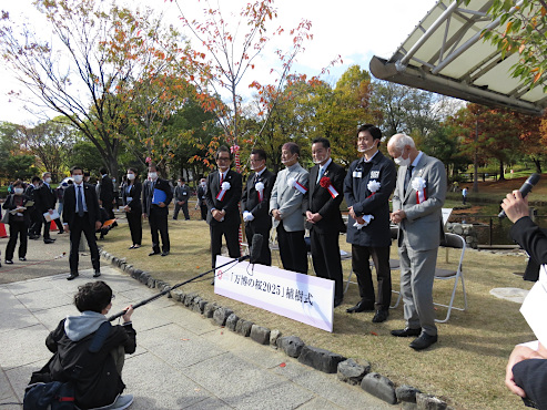 万博の桜２０２５植樹式の後に囲み取材を受ける井上大臣