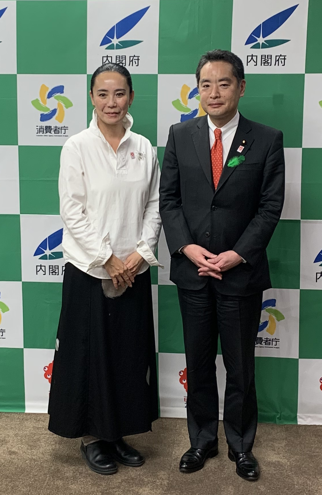 河瀨直美氏と記念撮影を行う井上大臣