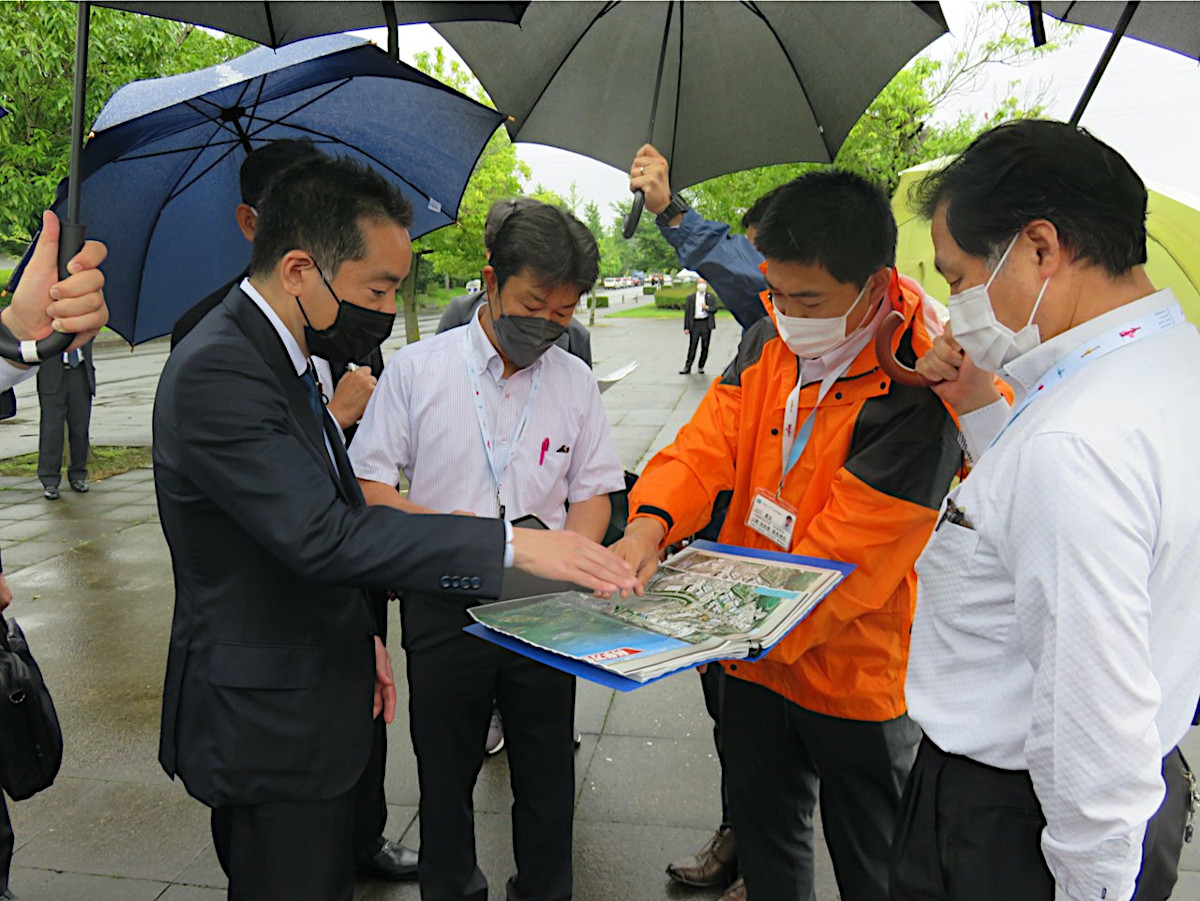 科学万博記念公園を視察する井上大臣