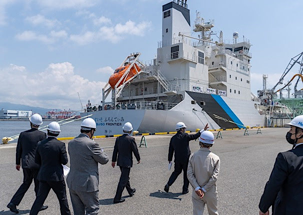 水素関連施設（液化水素荷役実証ターミナル）の視察を行う井上大臣（１）