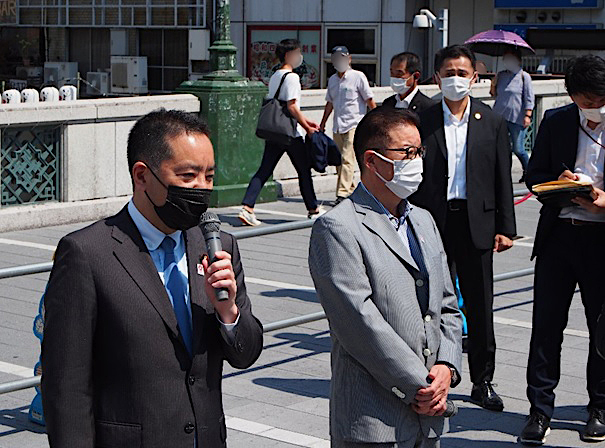 道頓堀橋（大阪市内）上にて囲み取材を受ける井上大臣