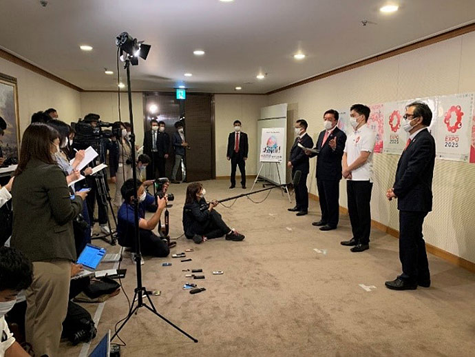 吉村大阪府知事、松井大阪市長との意見交換後の囲み取材