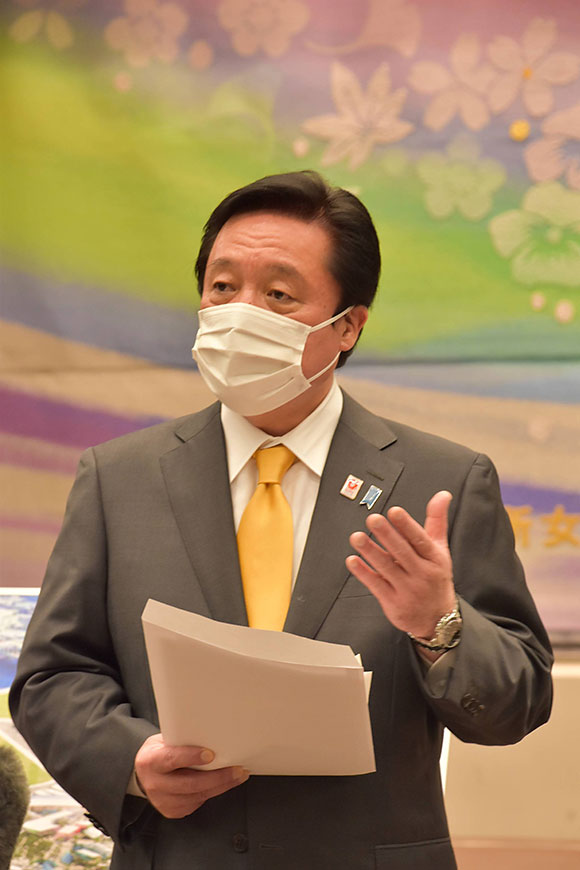 大阪の中小企業の方々との車座の対話後の囲み取材(大阪商工会議所撮影)