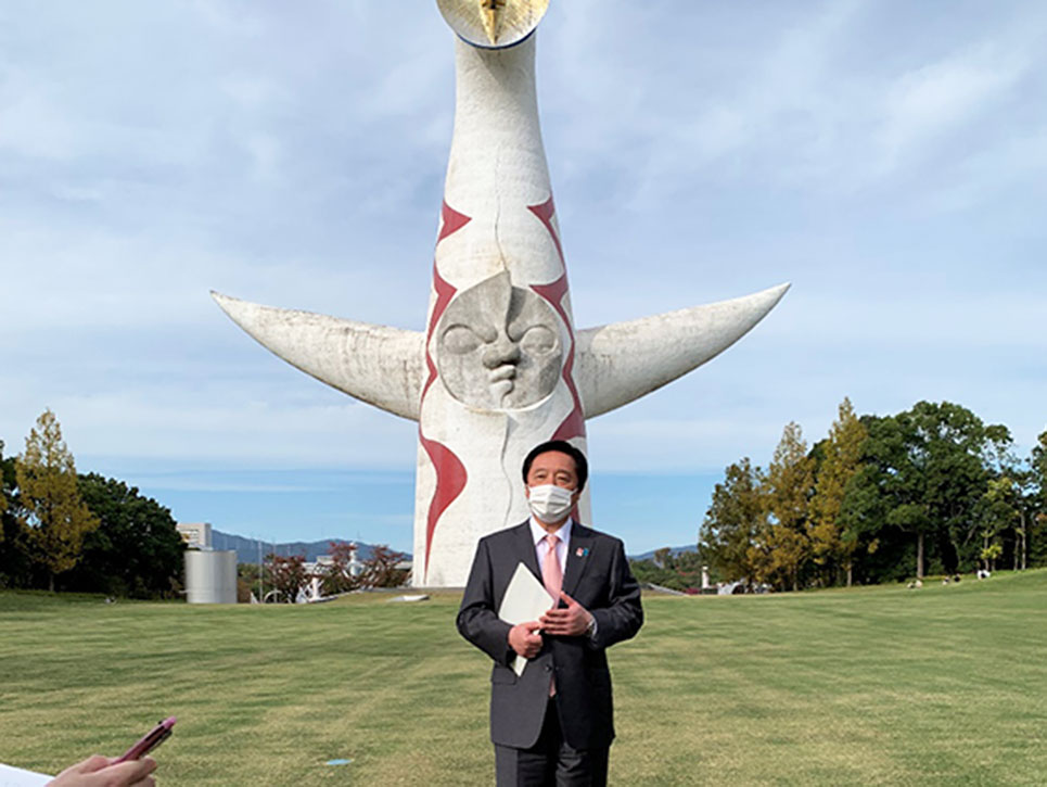 万博記念公園の視察後の囲み取材