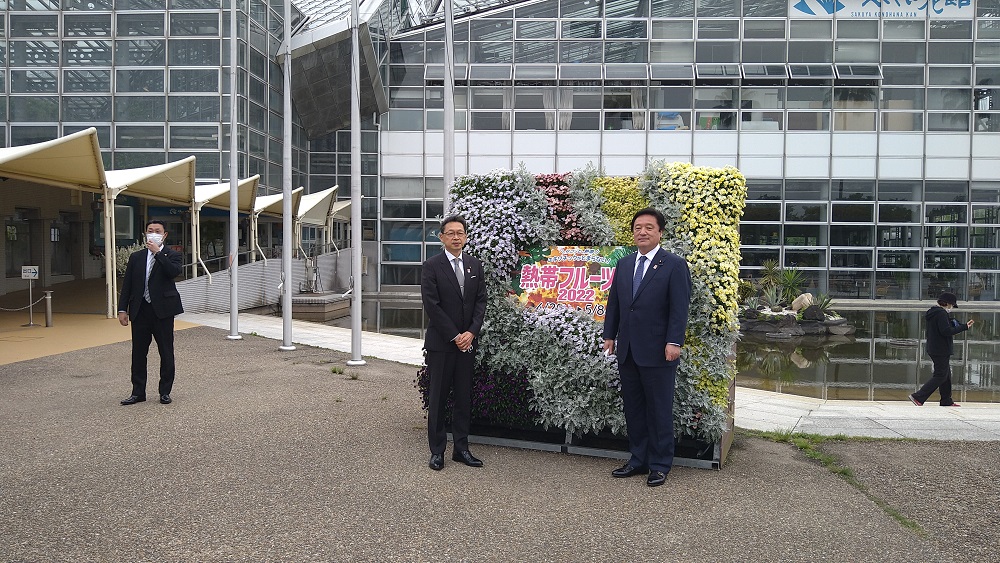 花博記念公園で高橋大阪市副市長と記念撮影を行う若宮大臣